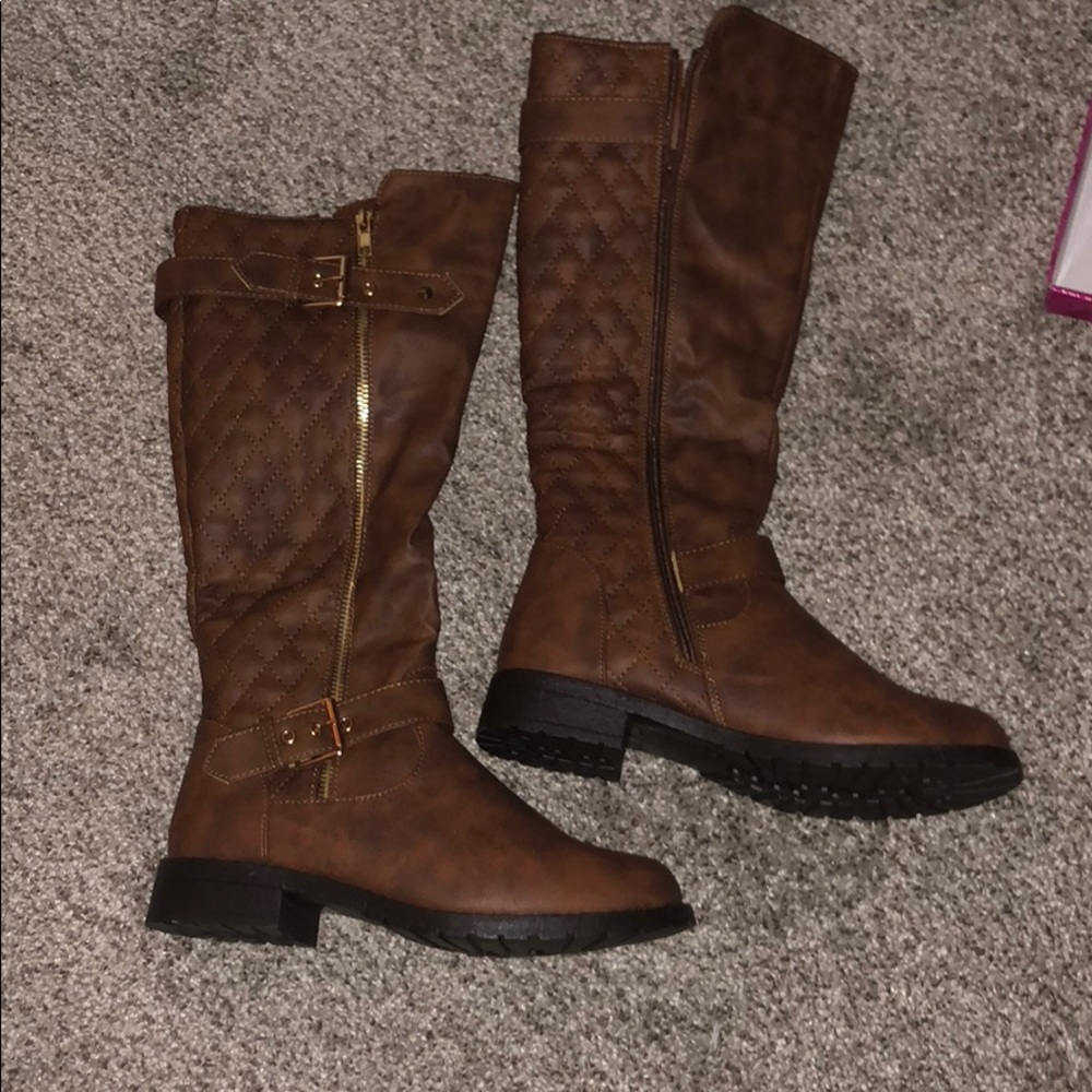 Brown boots with gold detail. Brand new